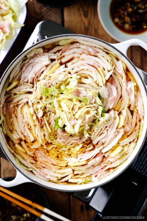 Mille-Feuille Nabe is one of the most popular hot pot recipes enjoyed at home in Japan. “A thousand layers“ of napa cabbage leaves and pork belly slices are beautifully packed in a pot and gently simmered in a dashi broth. This meal comes together quickly for a weeknight dinner or hot pot party that your friends and family will treasure during the cold-weather months. Hot Pot Recipes, Hot Pot Party, Hot Pot Recipe, Pork Belly Slices, Dashi Broth, Japanese Soup, Soup Broth, Napa Cabbage, Chinese Cabbage