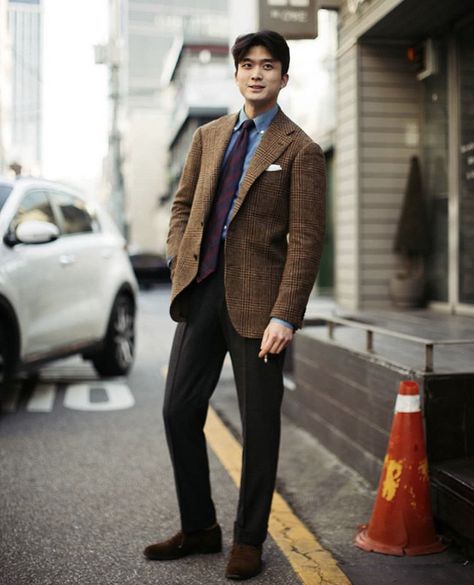 Men Interview Outfit, Japanese Suit Men, Brown Plaid Blazer Outfit, Brown Blazer Outfit Men, Brown Jacket Outfit Men, Brown Blazer Men, Pretty Suits, Tweed Blazer Men, Styles Man