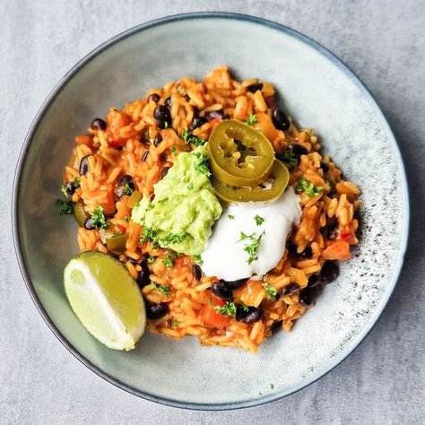 One pot taco-risret - Sund på budget Sriracha, One Pot, Guacamole, Healthy Food, Avocado, Healthy Recipes