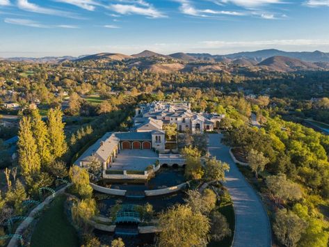 Steelers part owner Thomas Tull sells Thousand Oaks compound for a record $35 million - Los Angeles Times Mansion California, Hollywood Mansion, French Mansion, Cobblestone Driveway, Legendary Pictures, Rich Home, Westlake Village, Master Retreat, Thousand Oaks