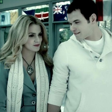 <3 Emmett Twilight, Rosalie Twilight, Rosalie Cullen, Rosalie Hale, Twilight 2008, Twilight Cast, Twilight Photos, The Cullen, Twilight Book