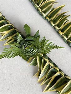 How To Make Leis, Flower Lei Diy, Lei Stand, Luau Bridal Shower, Hawaii Lei, Lei Flower, Lei Ideas, Lei Making, Banana Leaf Art