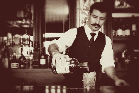 Hire a prohibition era style bartender to serve up drinks! Fancy Bartender Outfit, 1930s Bartender, 1940s Bartender, 1920s Speakeasy Aesthetic Outfit, 1920s Bartender, Speakeasy Outfit, Speakeasy Fashion, Speakeasy Theme, Aperitivo Hour