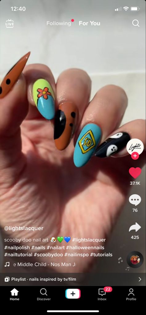 Scooby Doo Makeup Looks, Daphne Scooby Doo Nails, Mystery Machine Nails, Scooby Doo Nails Simple, Scooby Doo Inspired Nails, Scooby Doo Crafts, Velma Nails, Scooby Doo Nail Art, Scooby Doo Nails Acrylic