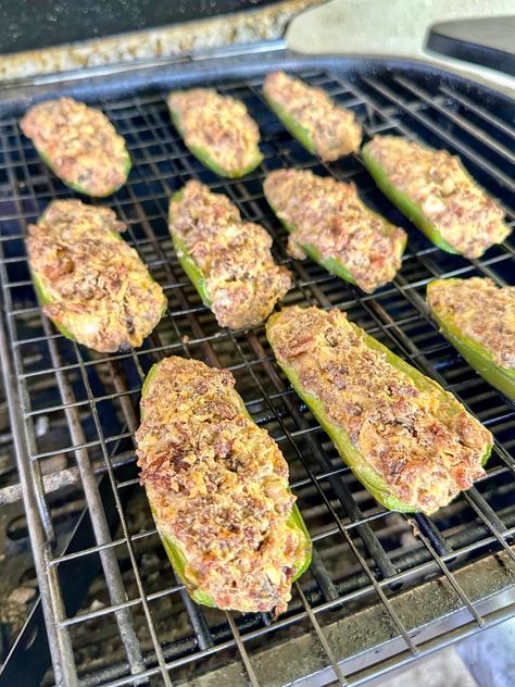 Healthy Smoker Recipes, Best Jalapeno Poppers, Grill Nation, Healthy Barbecue, Smoked Jalapeno, Hamburgers Grilled, Jalapeno Recipes, Beef Bacon, Pellet Grill Recipes