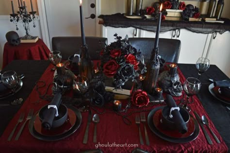 Vampire Dinner Party Table Settings, Dracula Dinner Party, Vampire Diaries Party Theme, Vampire Quince, Black And Red Table Setting, Vampire Party Ideas, Vampire Birthday Party, Vampire Dinner Party, Gothic Dinner Party