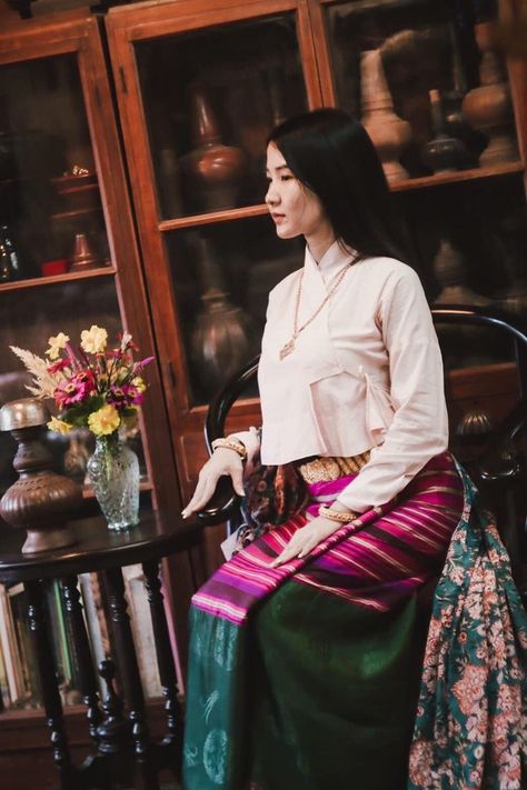 Myanmar Shan Traditional Dress, Shan Dress, Thai Traditional Clothing, Burmese Clothing, Traditional Dresses Designs, Chinese Dress, Burmese, Myanmar, Traditional Dresses