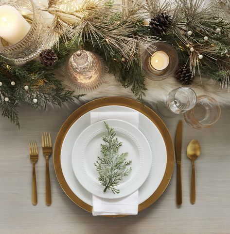 Luxe Dining Room, Cedar Garland, Table For Christmas, Neutral Holiday Decor, Feasting Table, Deco Table Noel, Christmas Tray, Holiday Mantel, Glass Champagne