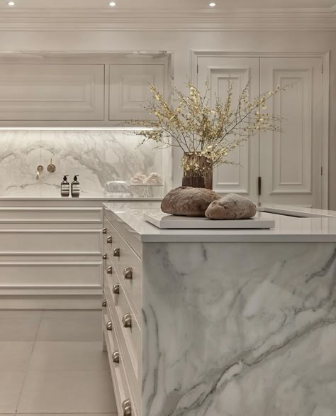 Cabinet Color Schemes, Modern Victorian Kitchen, Kitchen Cabinet Color Schemes, White Kitchen Design Ideas, Luxury Kitchen Decor, Kitchen Cabinet Color, Beautiful Kitchen Cabinets, Classic Kitchen Design, Victorian Kitchen