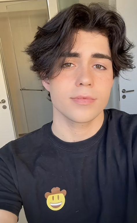 Benji Krol Middle Part, Benji Krol Haircut, Benji Krol Hair, Middle Part Haircut, Benji Krol, Film Man, Survival Knots, Short Grunge Hair, Haircut Men