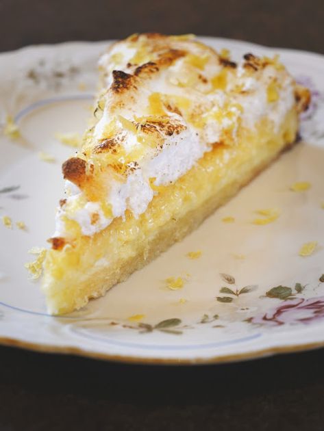 Ein Sommertagstraum: Limoncello-Tarte mit Vanillebaiser ~ Moderne Topfologie | Food & Wine Austrian Recipes, Sweets Cake, Köstliche Desserts, Breakfast Dessert, Sweets Desserts, Cake Cookies, Pita, Cake Desserts, No Bake Cake