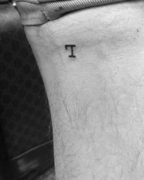 Upside down l tattoo on the back of the knees. Letter L Tattoo, Simple Unique Tattoos, Tattoo For Women Small, Small Letter Tattoo, Jonboy Tattoo, Tattoos For Women Small Meaningful, Tattoo Script Fonts, Anwar Hadid, Instagram Portfolio