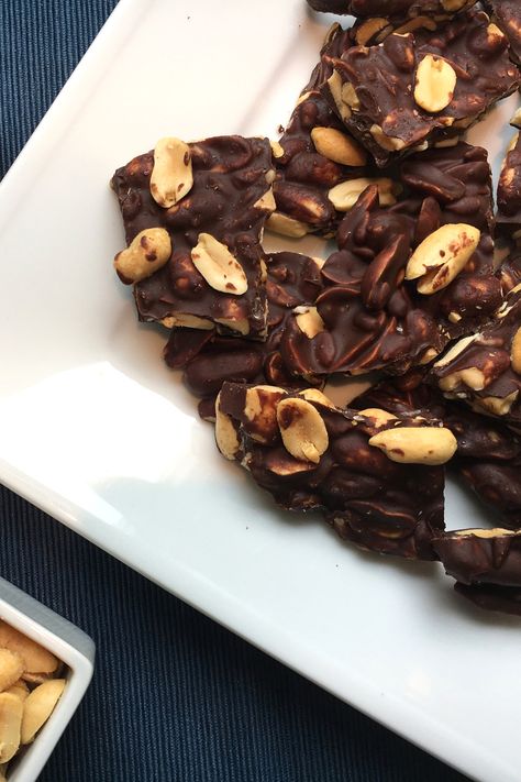 Do you love the combination of chocolate and peanuts? If so, this chocolate peanut bark recipe is for you. Dark chocolate, peanuts, sunflower seeds and cacao nibs make for a delicious treat when you’re looking for something sweet. If you prefer something other than peanuts, just swap out the peanuts for other nuts of your choosing. Cafe Recipes, Food Cafe, Espresso Powder, Bark Recipe, The Peanuts, Clean Food, Cacao Nibs, Chocolate Peanuts, Dark Chocolate Chips