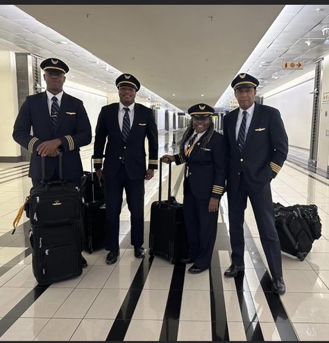 Pilot Aesthetic Male, Pilot Life, Pilot Uniform, Airline Pilot, Pilot Training, Female Pilot, Flight Crew, United Airlines, Cabin Crew