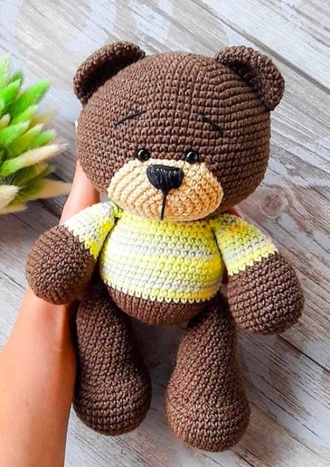 Pequeño Oso de peluche PDF Amigurumi Patrón Gratis - Lovelycraft Amigurumi Teddy Bear, Knitted Teddy Bear, Crochet Baby Dress Pattern, Crochet Teddy Bear Pattern, Crochet Teddy Bear, Haken Baby, Crochet Teddy, Teddy Bear Pattern, Crochet Videos Tutorials