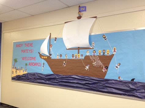 Back to School Bulletin Board. Welcome Aboard pirate ship with teacher and staff faces on paper dolls. Pirate Bulletin Boards, Pirates School Theme, Pirate Theme Classroom, Nautical Classroom Theme, Pirate Classroom, Nautical Classroom, Ocean Theme Classroom, Clutter Free Classroom, Thanksgiving Classroom