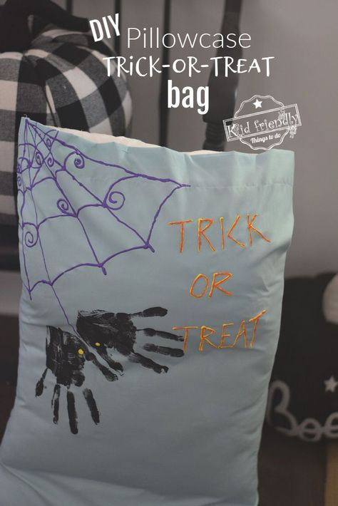 DIY Hand Print Spider Halloween Candy Bag - This is a fun and simple way to use your old pillow cases for the perfect Trick or Treat bag. www.kidfriendlythingstodo.com #pillowcase #Halloween #craft #bag #diy #handprint #kids #easy #fun #spider Halloween Pillowcase Treat Bag, Halloween Pillow Cases Candy Bag, Diy Treat Bags Halloween, Halloween Candy Bag Diy, Hand Print Spider, Halloween Bags Diy, Halloween Diy Kids, Diy Treat Bag, Halloween Pillow Case