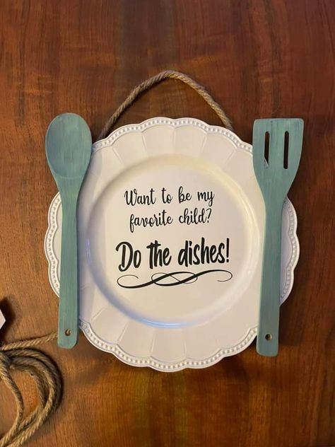 Upcycled Plates, Charger Plates Diy, Diy Posters, Charger Plate Crafts, Craft Organization Diy, Kitchen Diys, Simple Decoration, Door Signs Diy, Serving Tray Decor