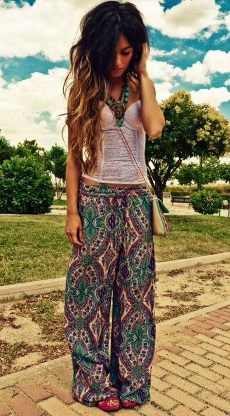 Pants: flowy bohemian boho gypsy printed clothes paisley shirt hippie hipster corset top pastel Stile Hippie Chic, Looks Hippie, Look Hippie Chic, Moda Hippie, Look Boho Chic, Chique Outfit, Boho Chique, Boho Mode, Boho Styl