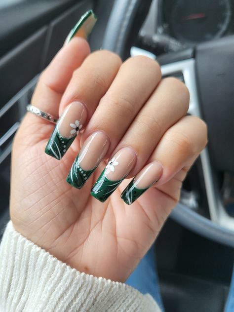 #2000s #trendy #greennails #coffinnails #aesthetic Dark Green Nails Designs Coffin, Medium Square Acrylic Nails Green, Emerald Green Flower Nails, Mail Inspo Dark Green, Coffin Dark Green Nails, Dark Green Nails With White, Nail Inspo Coffin Green, Hunter Green Wedding Nails, Dark Green Nails Acrylic Coffin Long