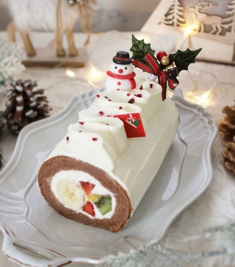 Christmas Swiss Roll Decoration, Swiss Roll Cake Christmas, Buche De Noel Decoration Ideas, Christmas Cake Roll Designs, Christmas Roll Cake Design, Roll Cake Christmas, Christmas Swiss Roll Cake, Xmas Treats Ideas, Yule Log Cake Decoration