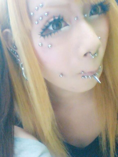 Trashy Ear Piercings, Mcbling Piercings, Gyaru With Piercings, Lots Of Face Piercings, Rare Piercings, Types Of Lip Piercings, Short Gyaru Hair, Crazy Piercings, Gyaru Hair