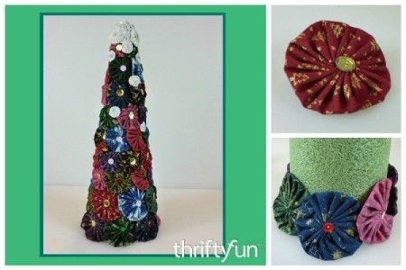 Yo Yo Christmas Tree Fabric Yo Yo Christmas Tree, Suffolk Puff Christmas Tree, Yoyo Ornaments, Yo Yo Christmas Tree, Fabric Yo Yos, Yoyo Crafts, Suffolk Puffs, Christmas Tree Craft, Christmas Fabric Crafts