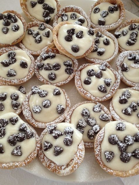 Mini Cannoli Cups | lexbake Mini Cannoli Recipe, Cannoli Bites, Cannoli Recipe Easy, Cannoli Cups, Cannoli Desserts, Mini Cannoli, Cannoli Dip, Cannoli Filling, Mini Cupcake Pan