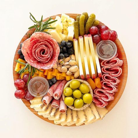 Charcuterie Plate For One, Charcuterie Board Round, Charcuterie Board Inspiration, Round Charcuterie Board, Round Cheese Board, Charcuterie Picnic, Brunch At Home, Food Calorie Chart, Charcuterie Appetizers