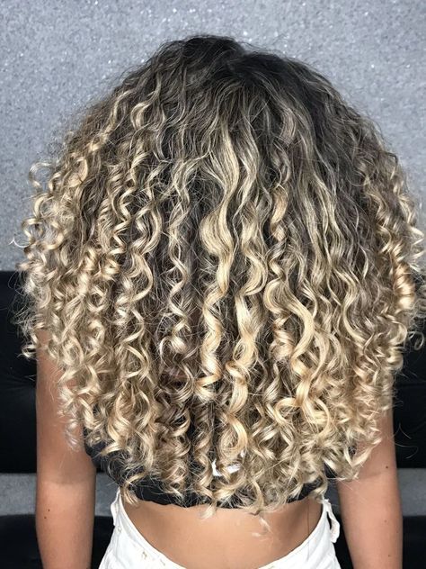 Blonde Highlights Curly Hair, Curly Color, Dyed Curly Hair, Highlights Curly Hair, Curly Hair Photos, Fest Outfits, Blonde Curly Hair, Cute Curly Hairstyles, Colored Curly Hair