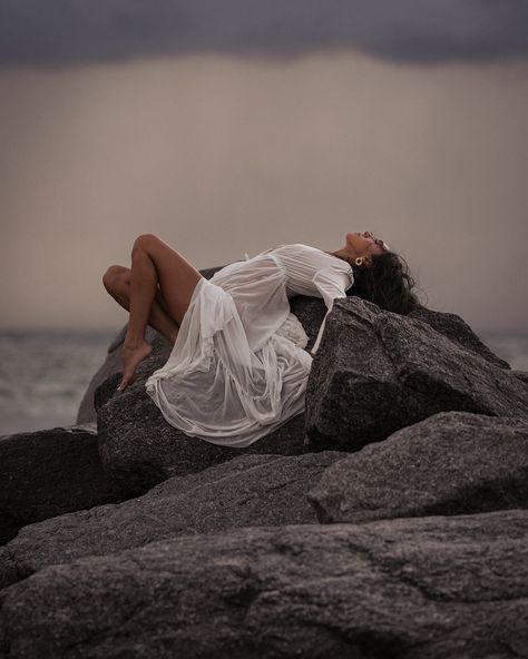 I’m amazed at how we @kathrynsofii managed to pull this off in just 1.5 hours. Wow! 🧊🔥 Model: @kathrynsofii Photo: @danilovaprod Location: Miami, FL Models On Beach, Beach Shoot Poses, Water Shoot Model, Mermaid Photo Shoot, Editing Presets, Miami Photography, Mini Photo Sessions, Beautiful Photoshoot Ideas, Beach Model