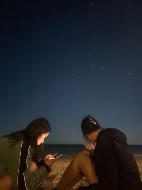 Best Friend Beach Vacation, Stargazing At The Beach, Star Gazing Aesthetic Friends, Stargazing Aesthetic Friends, Summer Night With Friends, Night Beach Pics Friends, Summer At Night Aesthetic, Stargazing With Friends, Stargaze Aesthetic