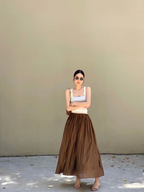 Bangkok Outfit Ideas, Bangkok Street Style, Outfits With Long Skirts, Hongkong Outfit, Chic Feminine Style, Bangkok Street, Dress Ootd, Classic Style Outfits, Ootd Dress