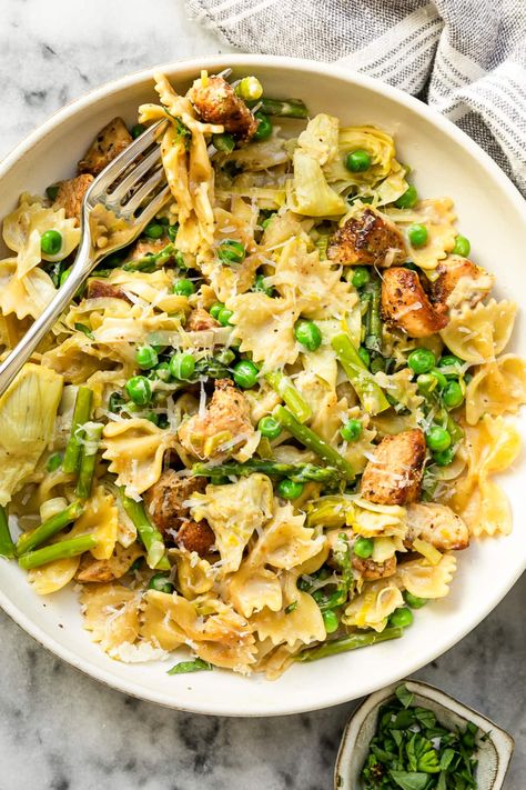 Chicken Pasta Primavera (One-Pot Dinner Idea) - Skinnytaste Chicken Pasta Primavera, Chicken Primavera Pasta, Pasta Primavera Recipe, Vegan Paleo Recipes, 30 Grams Of Protein, Spring Veggies, High Protein Dinner, Creamy Chicken Pasta, Protein Dinner