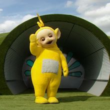 Laa Laa Teletubbies, Uwu Cringe, Teletubbies Laa Laa, Yellow Teletubby, Teletubbies Funny, Chicka Chicka, Penguin Art, Black Hair Kpop, Dvd Covers