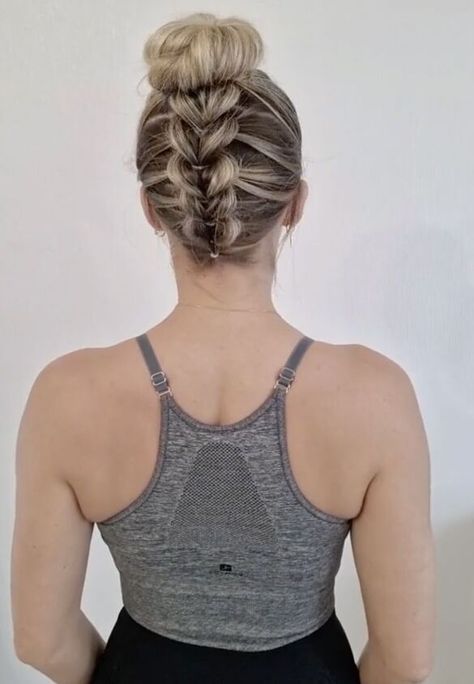 Figure Skating Hair, Gymnastics Hair, Beautiful Braided Hair, Easy Hair Updos, Peinados Fáciles Para Cabello Corto, Dress Tulle, Hair Stylies, Work Hairstyles, Hair Up Styles