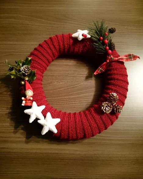 Crochet Wreath, Noel Diy, Crochet Christmas Decorations, Christmas Knitting Patterns, Crochet Decoration, Crochet Christmas Ornaments, Christmas Crochet Patterns, Christmas Crafts Decorations, Christmas Wreaths Diy