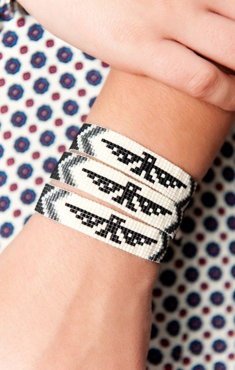 Loom Art, Bracelets With Beads, Bead Looming, Native American Beadwork Patterns, Beaded Flowers Patterns, Making Bracelets With Beads, Native Beading Patterns, Bead Loom Designs, Loom Bracelet Patterns