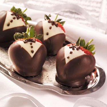 Tuxedo Strawberries for a Hollywood movie night featuring an inflatable movie screen - A Southern Outdoor Cinema movie snack & food idea for outdoor movie events. Tuxedo Strawberries, Chocolate Tuxedo, David Venable, Fruit Dips, James Bond Party, Oscar Night, Awards Party, Movie Snacks, Oscars Party