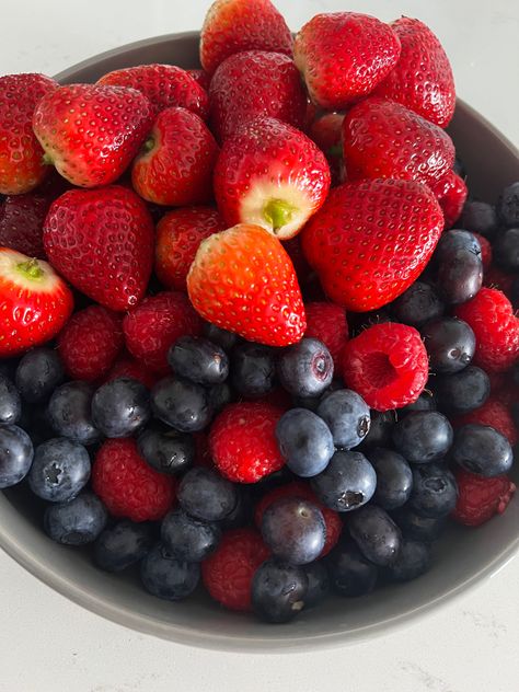 #berries #strawberry #strawberries #blueberry #blueaesthetic #blueberries Aesthetic Blueberry, Blueberry And Strawberry, Fruit Aesthetic, Blue Berries, Blue Aesthetic, Blueberries, Strawberries, Dubai, Fruit