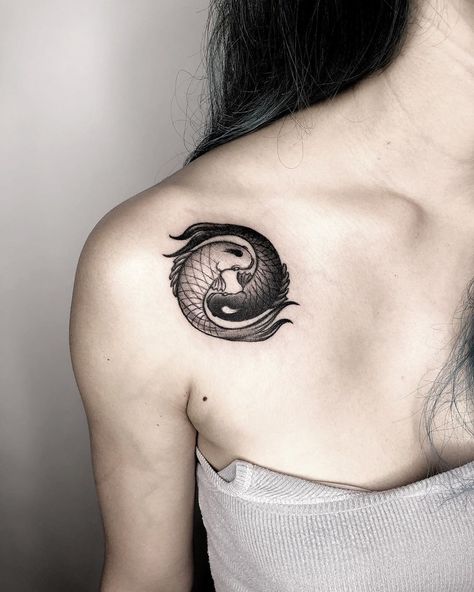 Tatuagem yin yang: 70 fotos para te ajudar na escolha da tattoo nova Ying Yang Tattoo For Women, Tattoo Yin Yang, Yin Yang Tattoo, Ying Yang Tattoo, Yang Tattoo, Yin Yang Tattoos, Fish Tattoo, Ying Yang, Yin Yang