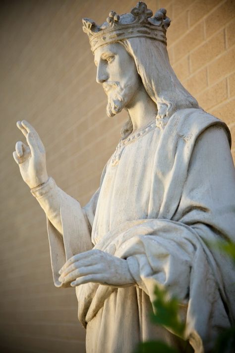 Christ the Healer statue at King's College, Wilkes-Barre, Pa. Statue Of Man Worshipping Woman, Biblical Statues, Christus Statue Lds, Worship Statue, Jesus Statue, Traditional Catholicism, Jesus Faith, Images Of Christ, Christ The King