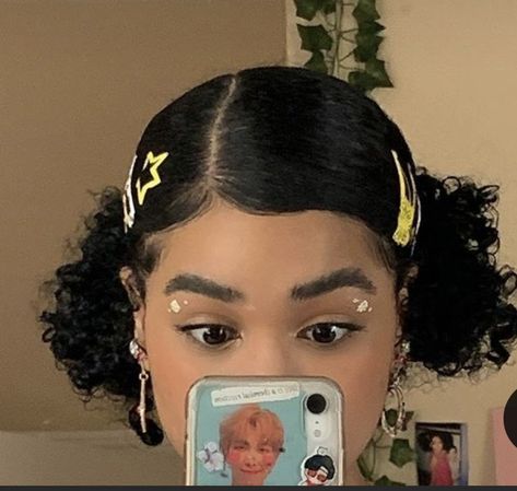 Small Braids In Hair, Space Buns Curly Hair, Curly Hair Pigtails, Hairstyles With Accessories, Short Hair Side Part, Space Bun Hairstyles, Bob For Fine Hair, Bubble Braid Hairstyles, Space Buns Hair