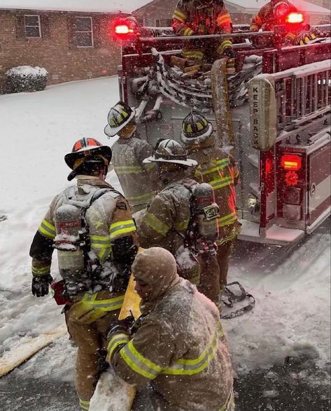 Firefighters Aesthetic, Firefighter Wallpaper, Austin Vibes, Firefighter Mask, Firefighters Daughter, Becoming A Firefighter, Winter Fire, Firefighter Gear, Firefighter Pictures