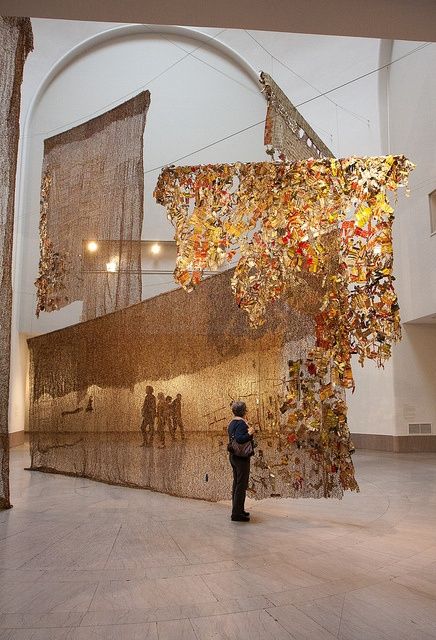 Installation by Ghanaian artist El Anatsui (b.1944) at the Brooklyn Museum (2013) | via Garrett Ziegler El Anatsui, Afrique Art, Textil Design, Brooklyn Museum, Soyut Sanat Tabloları, Wow Art, Sculpture Installation, Land Art, Gustav Klimt