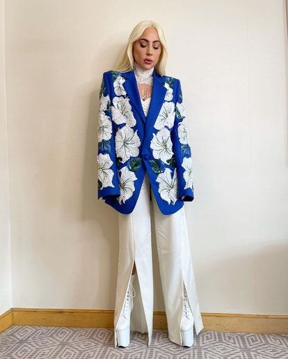 Lady Gaga Outfits, Lady Gaga Fashion, Lady Gaga Pictures, Valentino Haute Couture, Stephen Colbert, Armani Prive, Embroidery Designs Fashion, Gucci Fashion, Embroidery Fashion