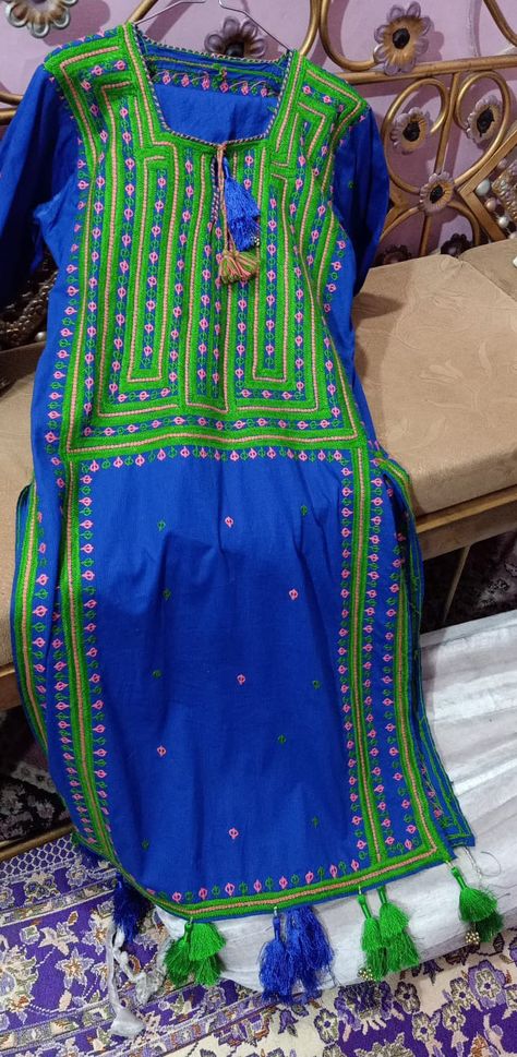 Lawn Dress Design, Trendy Cocktail Dresses, Afghani Clothes, Balochi Dress, Velvet Dress Designs, Hand Embroidery Dress, Embroidery On Kurtis, White Maxi Skirts, Kurti Embroidery Design