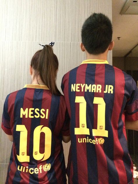 Barca Couple, Messi Kit, Barcelona Couple, Girls Football Outfit, Barca Jersey, Madrid Girl, Neymar Barcelona, Fcb Barcelona, Barcelona Jerseys