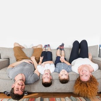 Kids Hugging, Family Sofa, Happy Families, Family Portrait Poses, Family Picture Poses, Photography Poses Family, Family Photo Pose, Christmas Family Photos, Family Posing