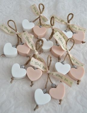 Diseña regalitos: manualidades sencillas que te encantarán | Revista KENA México Lilin Aroma, White Wedding Favors, Săpunuri Handmade, Soap Wedding Favors, Pink And White Weddings, Soap On A Rope, Rustic Wedding Favors, בר מצווה, Diy Wedding Favors